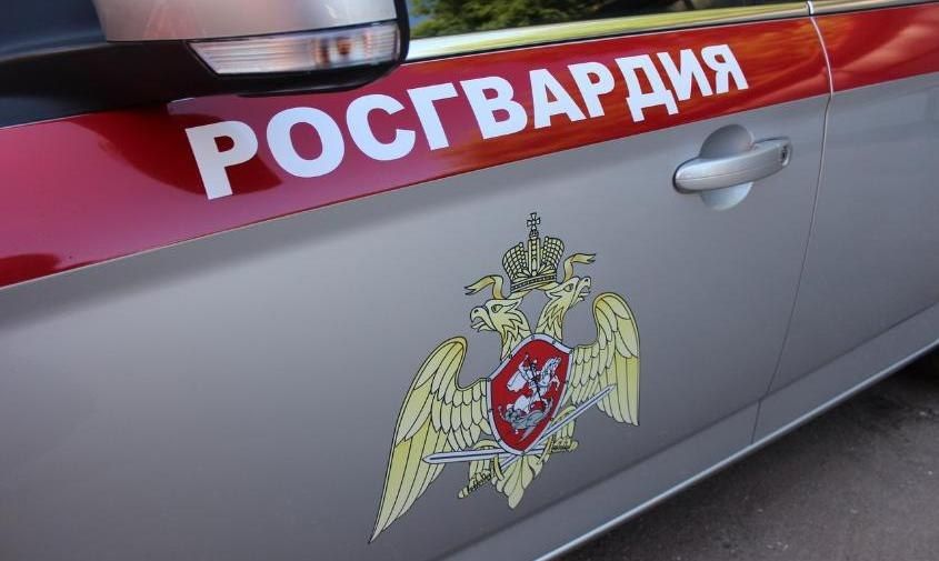 В Свободном Росгвардия задержала мужчину, укравшего через открытое окно магазина элитный алкоголь