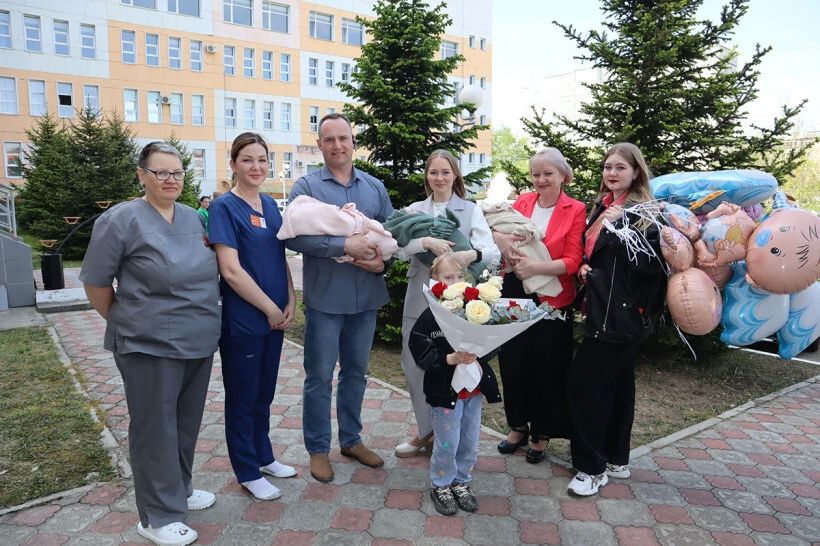 «Вот они — все трое!»: амурчанка родила первую в этом году тройню, получает третье высшее и не ждет привилегий от государства «Вот они — все трое!»: амурчанка родила первую в этом году тройню, получает третье высшее и не ждет привилегий от государства