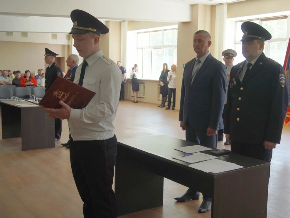 В Амурской области молодые полицейские торжественно приняли присягу В Амурской области молодые полицейские торжественно приняли присягу