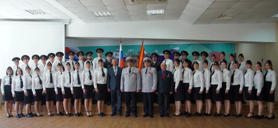 В Амурской области молодые полицейские торжественно приняли присягу В Амурской области молодые полицейские торжественно приняли присягу