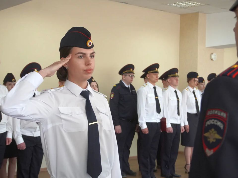 В Амурской области молодые полицейские торжественно приняли присягу В Амурской области молодые полицейские торжественно приняли присягу