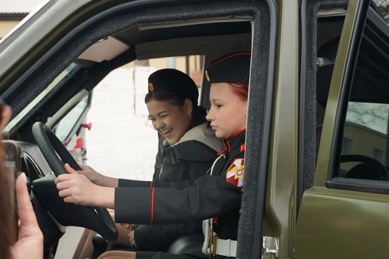 Пока кадеты росгвардейского класса в Амурской области готовятся к выпускным экзаменам и балам, их младшие единомышленники из Улан-Удэнской школы № 18 им. Героя Российской Федерации Максима Концова клянутся быть достойным... Пока кадеты росгвардейского класса в Амурской области готовятся к выпускным экзаменам и балам, их младшие единомышленники из Улан-Удэнской школы № 18 им. Героя Российской Федерации Максима Концова клянутся быть достойным...