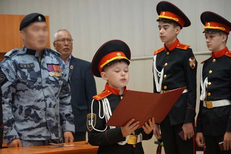Пока кадеты росгвардейского класса в Амурской области готовятся к выпускным экзаменам и балам, их младшие единомышленники из Улан-Удэнской школы № 18 им. Героя Российской Федерации Максима Концова клянутся быть достойным... Пока кадеты росгвардейского класса в Амурской области готовятся к выпускным экзаменам и балам, их младшие единомышленники из Улан-Удэнской школы № 18 им. Героя Российской Федерации Максима Концова клянутся быть достойным...