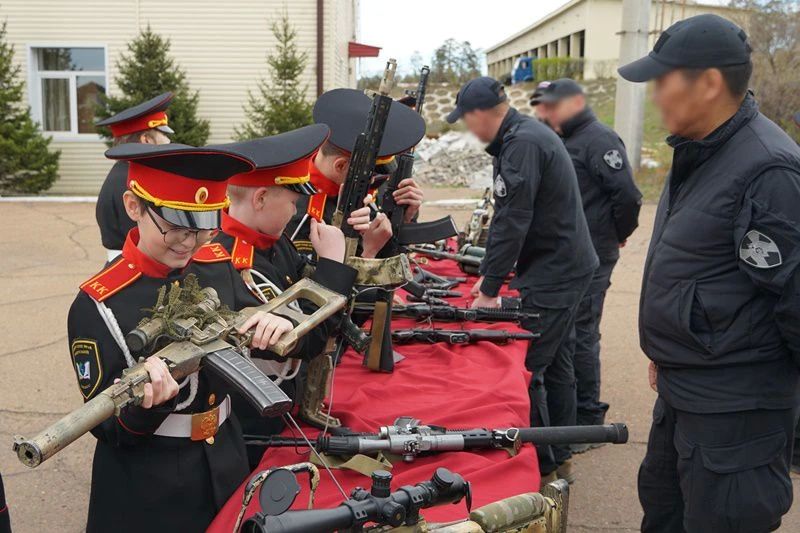 Пока кадеты росгвардейского класса в Амурской области готовятся к выпускным экзаменам и балам, их младшие единомышленники из Улан-Удэнской школы № 18 им. Героя Российской Федерации Максима Концова клянутся быть достойным... Пока кадеты росгвардейского класса в Амурской области готовятся к выпускным экзаменам и балам, их младшие единомышленники из Улан-Удэнской школы № 18 им. Героя Российской Федерации Максима Концова клянутся быть достойным...
