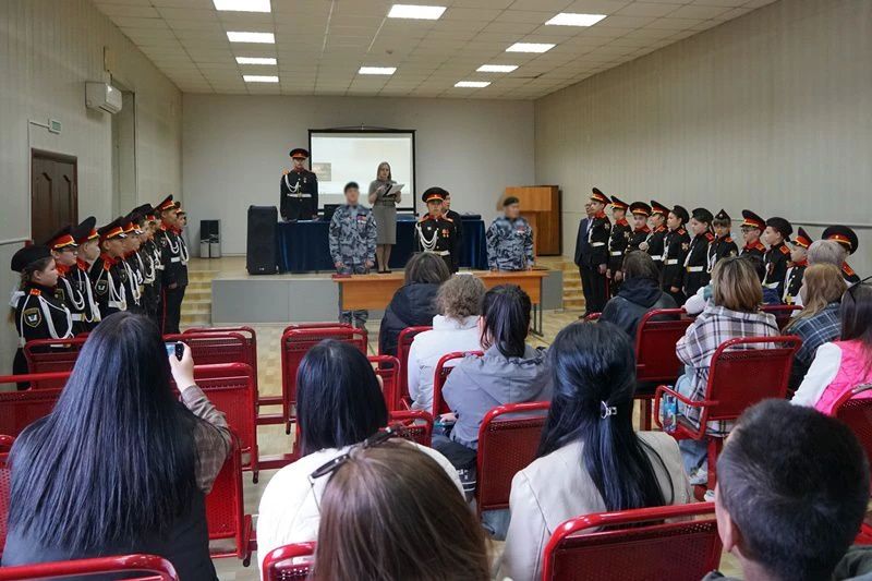 Пока кадеты росгвардейского класса в Амурской области готовятся к выпускным экзаменам и балам, их младшие единомышленники из Улан-Удэнской школы № 18 им. Героя Российской Федерации Максима Концова клянутся быть достойным... Пока кадеты росгвардейского класса в Амурской области готовятся к выпускным экзаменам и балам, их младшие единомышленники из Улан-Удэнской школы № 18 им. Героя Российской Федерации Максима Концова клянутся быть достойным...