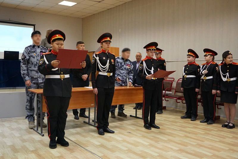 Пока кадеты росгвардейского класса в Амурской области готовятся к выпускным экзаменам и балам, их младшие единомышленники из Улан-Удэнской школы № 18 им. Героя Российской Федерации Максима Концова клянутся быть достойным... Пока кадеты росгвардейского класса в Амурской области готовятся к выпускным экзаменам и балам, их младшие единомышленники из Улан-Удэнской школы № 18 им. Героя Российской Федерации Максима Концова клянутся быть достойным...