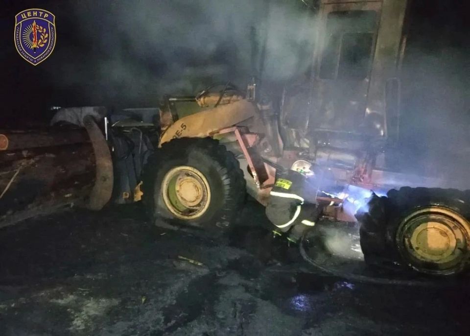 В Февральске во время выгрузки древесины загорелся фронтальный погрузчик В Февральске во время выгрузки древесины загорелся фронтальный погрузчик