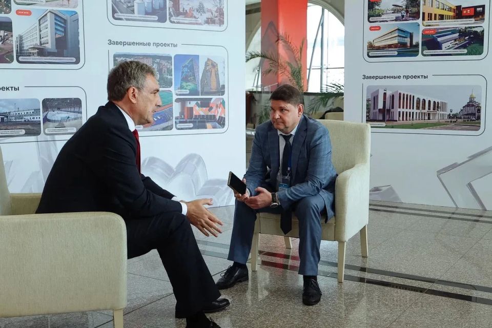 Василий Орлов: На полях российскокитайского форума«АмурЭкспо» встретился с блогером, специализирующийся на российско-китайской тематике Нин Лаобань Василий Орлов: На полях российскокитайского форума«АмурЭкспо» встретился с блогером, специализирующийся на российско-китайской тематике Нин Лаобань