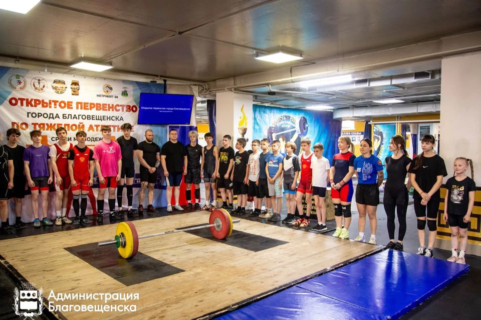 Первые соревнования и возможность выполнить нормативы спортивных разрядов: в благовещенске прошло первенство по тяжёлой атлетике