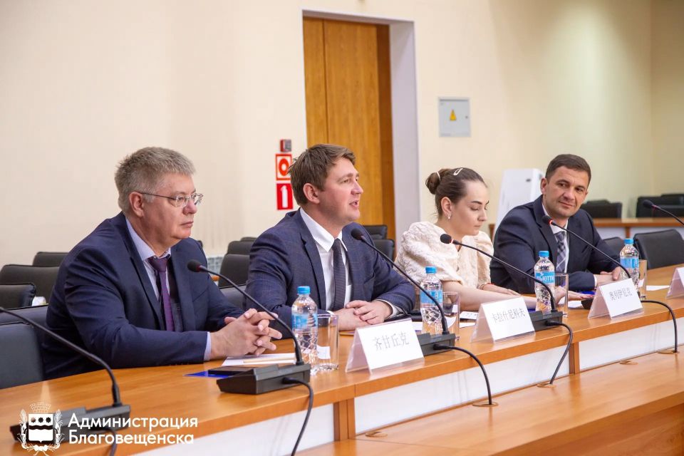 Сотрудничество Благовещенска с китайскими городами Суйхуа, Хэйхэ и районом Айхуэй обсудили в рамках «АмурЭкспо2026» Сотрудничество Благовещенска с китайскими городами Суйхуа, Хэйхэ и районом Айхуэй обсудили в рамках «АмурЭкспо2026»