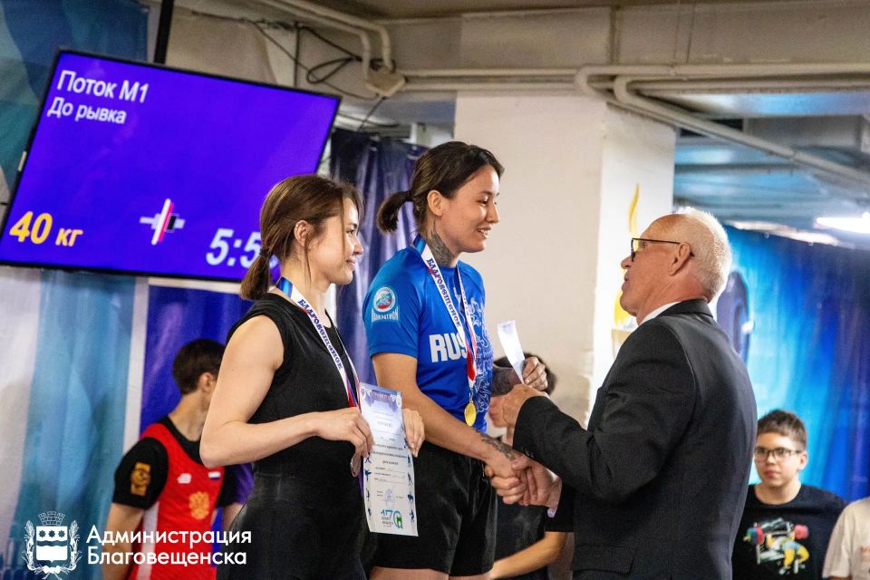 Первые соревнования и возможность выполнить нормативы спортивных разрядов: в благовещенске прошло первенство по тяжёлой атлетике Первые соревнования и возможность выполнить нормативы спортивных разрядов: в благовещенске прошло первенство по тяжёлой атлетике