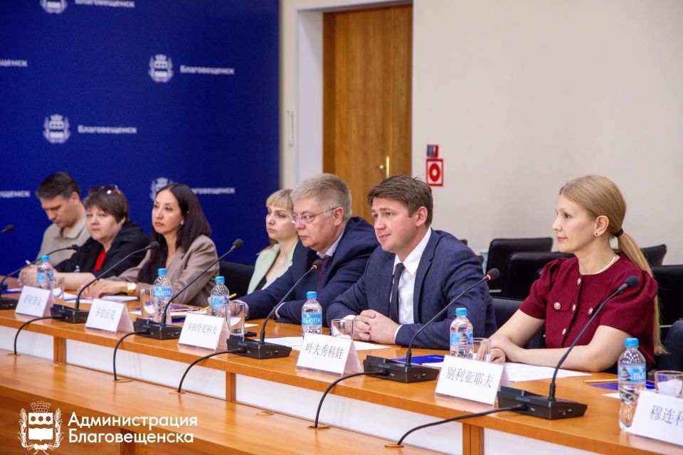 Сотрудничество Благовещенска с китайскими городами Суйхуа, Хэйхэ и районом Айхуэй обсудили в рамках «АмурЭкспо2026» Сотрудничество Благовещенска с китайскими городами Суйхуа, Хэйхэ и районом Айхуэй обсудили в рамках «АмурЭкспо2026»