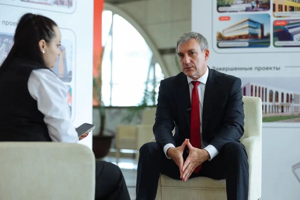 Василий Орлов: На полях российскокитайского форума«АмурЭкспо» встретился с блогером, специализирующийся на российско-китайской тематике Нин Лаобань Василий Орлов: На полях российскокитайского форума«АмурЭкспо» встретился с блогером, специализирующийся на российско-китайской тематике Нин Лаобань