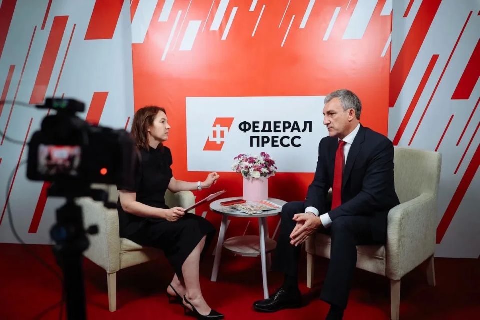 Василий Орлов: На полях российскокитайского форума«АмурЭкспо» встретился с блогером, специализирующийся на российско-китайской тематике Нин Лаобань Василий Орлов: На полях российскокитайского форума«АмурЭкспо» встретился с блогером, специализирующийся на российско-китайской тематике Нин Лаобань