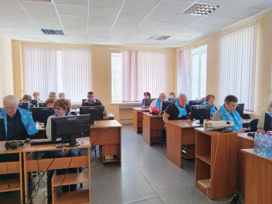 Амурские долголеты осваивают компьютерную грамотность
