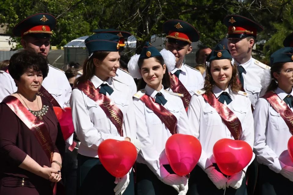 Василий Орлов: Сегодня в школах Приамурья прозвенел Последний звонок для учеников 9 и 11 классов Василий Орлов: Сегодня в школах Приамурья прозвенел Последний звонок для учеников 9 и 11 классов