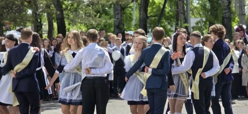 Последние звонки прозвенели в школах Амурской области Последние звонки прозвенели в школах Амурской области