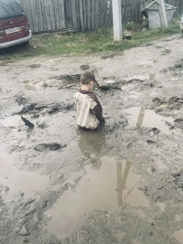 В Приамурье мальчика засосало в грязь посреди двора