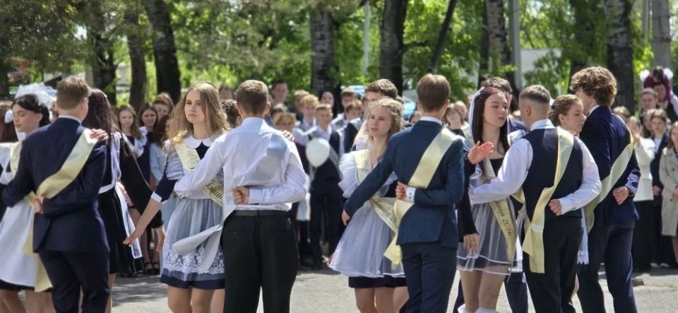Василий Орлов: Сегодня в школах Приамурья прозвенел Последний звонок для учеников 9 и 11 классов Василий Орлов: Сегодня в школах Приамурья прозвенел Последний звонок для учеников 9 и 11 классов