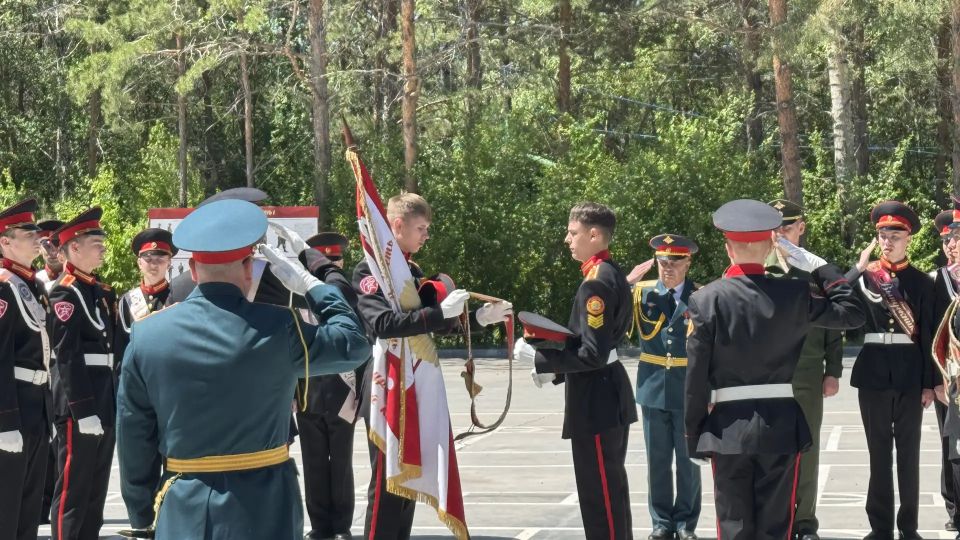 Заместитель руководителя следственного управления Иван Николаевич Залунин стал почетным гостем на «Последнем звонке» в Амурском кадетском корпусе Заместитель руководителя следственного управления Иван Николаевич Залунин стал почетным гостем на «Последнем звонке» в Амурском кадетском корпусе