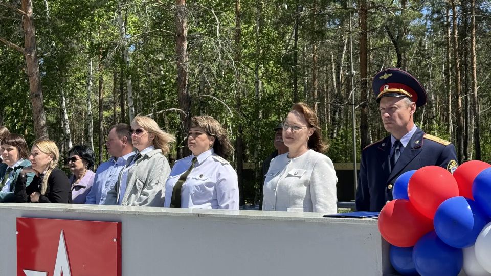 Заместитель руководителя следственного управления Иван Николаевич Залунин стал почетным гостем на «Последнем звонке» в Амурском кадетском корпусе Заместитель руководителя следственного управления Иван Николаевич Залунин стал почетным гостем на «Последнем звонке» в Амурском кадетском корпусе