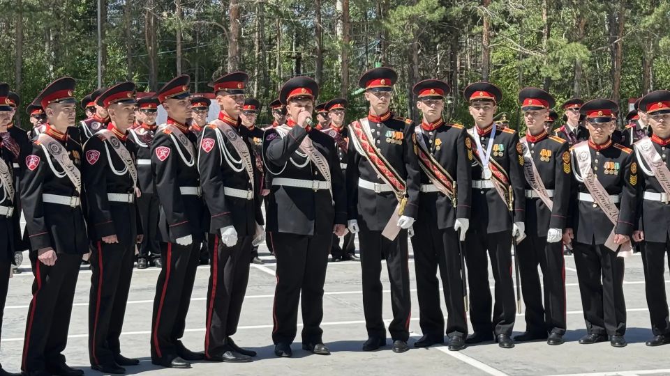 Заместитель руководителя следственного управления Иван Николаевич Залунин стал почетным гостем на «Последнем звонке» в Амурском кадетском корпусе Заместитель руководителя следственного управления Иван Николаевич Залунин стал почетным гостем на «Последнем звонке» в Амурском кадетском корпусе
