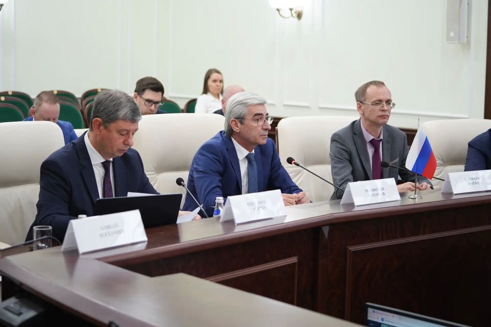 Делегация Ростехнадзора во главе с руководителем Александром Трембицким провела двустороннюю встречу с Инспекционным управлением за безопасностью специализированного оборудования Главного надзора за рынком КНР во главе с... Делегация Ростехнадзора во главе с руководителем Александром Трембицким провела двустороннюю встречу с Инспекционным управлением за безопасностью специализированного оборудования Главного надзора за рынком КНР во главе с...