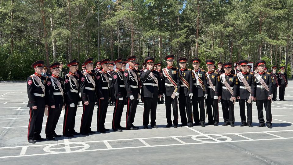 Заместитель руководителя следственного управления Иван Николаевич Залунин стал почетным гостем на «Последнем звонке» в Амурском кадетском корпусе Заместитель руководителя следственного управления Иван Николаевич Залунин стал почетным гостем на «Последнем звонке» в Амурском кадетском корпусе