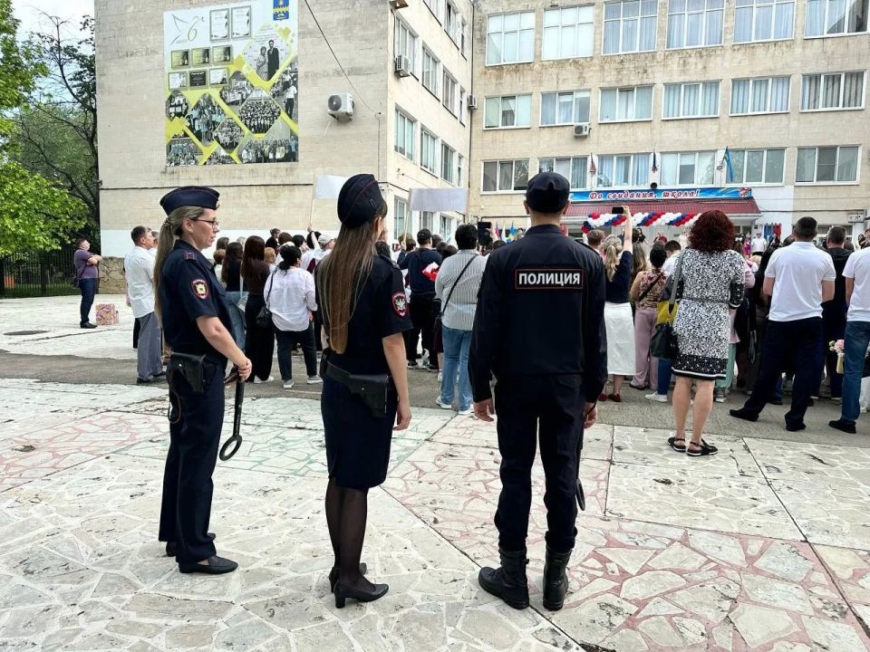 Сотрудники ПДН Анапского ЛО МВД России на транспорте обеспечили безопасность школьников на празднике «Последний звонок» Сотрудники ПДН Анапского ЛО МВД России на транспорте обеспечили безопасность школьников на празднике «Последний звонок»