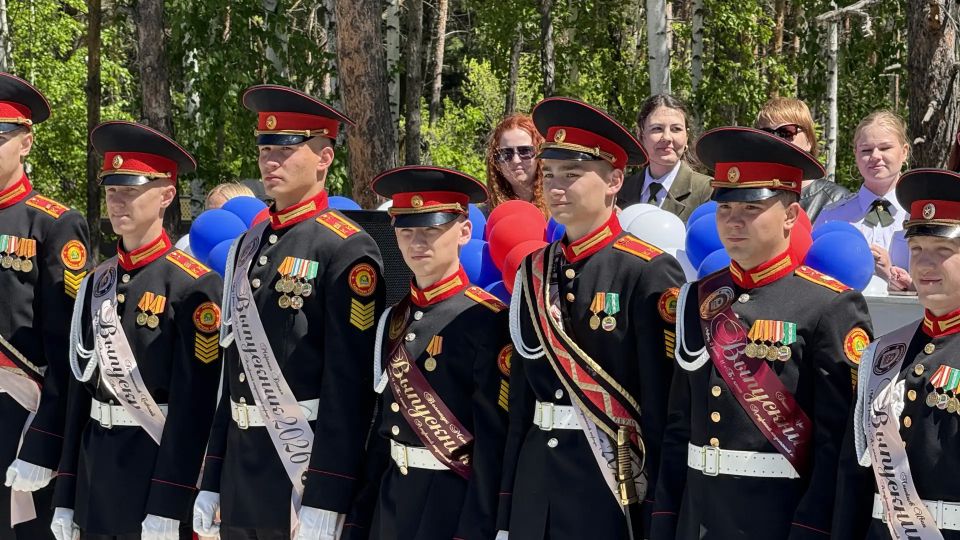 Заместитель руководителя следственного управления Иван Николаевич Залунин стал почетным гостем на «Последнем звонке» в Амурском кадетском корпусе Заместитель руководителя следственного управления Иван Николаевич Залунин стал почетным гостем на «Последнем звонке» в Амурском кадетском корпусе