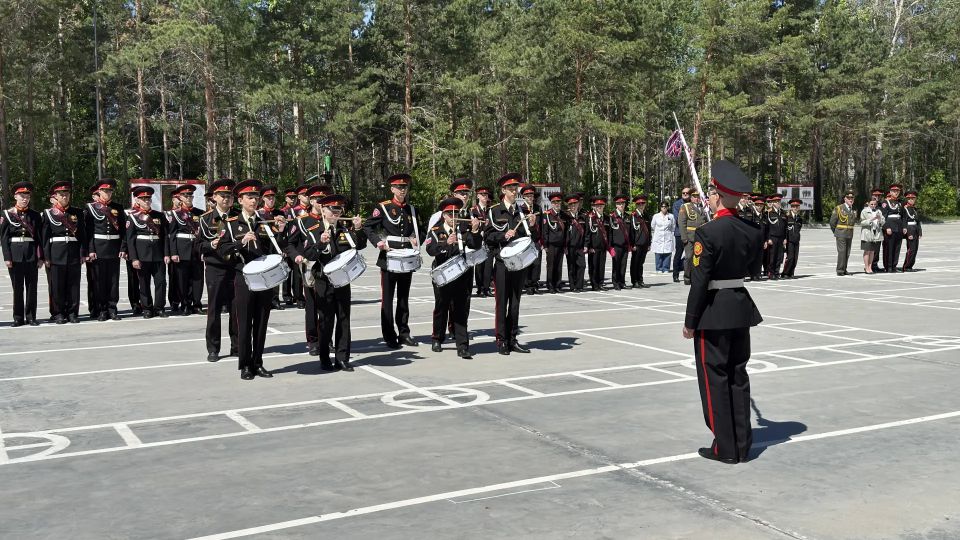 Заместитель руководителя следственного управления Иван Николаевич Залунин стал почетным гостем на «Последнем звонке» в Амурском кадетском корпусе Заместитель руководителя следственного управления Иван Николаевич Залунин стал почетным гостем на «Последнем звонке» в Амурском кадетском корпусе