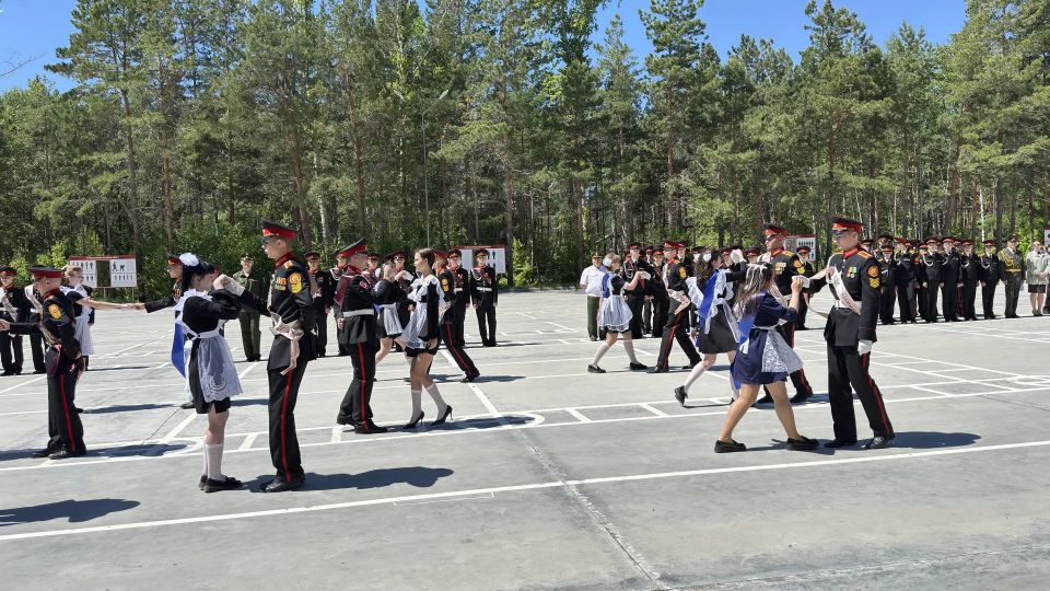 Заместитель руководителя следственного управления Иван Николаевич Залунин стал почетным гостем на «Последнем звонке» в Амурском кадетском корпусе Заместитель руководителя следственного управления Иван Николаевич Залунин стал почетным гостем на «Последнем звонке» в Амурском кадетском корпусе