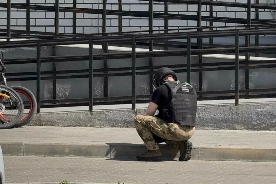 После полудня жители многоэтажки увидели на улице предмет, похожий на гранату