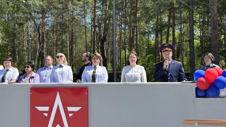Заместитель руководителя следственного управления Иван Николаевич Залунин стал почетным гостем на «Последнем звонке» в Амурском кадетском корпусе Заместитель руководителя следственного управления Иван Николаевич Залунин стал почетным гостем на «Последнем звонке» в Амурском кадетском корпусе