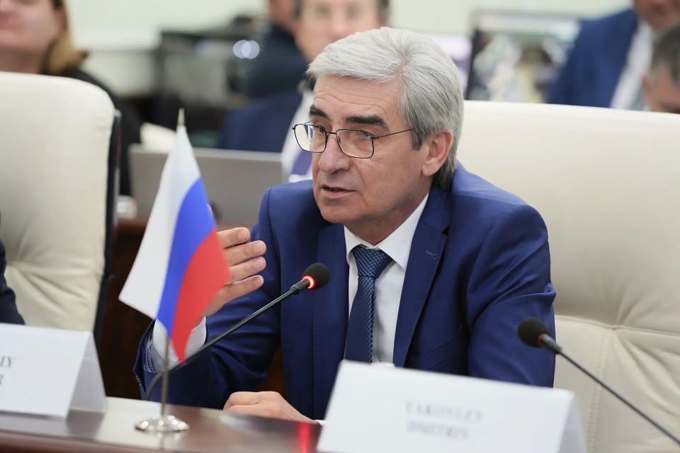 Делегация Ростехнадзора во главе с руководителем Александром Трембицким провела двустороннюю встречу с Инспекционным управлением за безопасностью специализированного оборудования Главного надзора за рынком КНР во главе с... Делегация Ростехнадзора во главе с руководителем Александром Трембицким провела двустороннюю встречу с Инспекционным управлением за безопасностью специализированного оборудования Главного надзора за рынком КНР во главе с...
