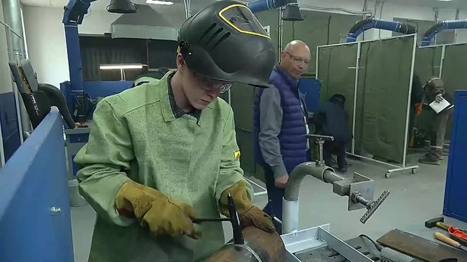В регионе выбирают лучших представителей рабочих профессий - за звание сильнейшего борются сварщики