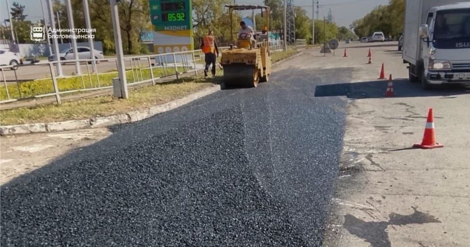 За неделю рабочие положили больше тысячи квадратных метров асфальта За неделю рабочие положили больше тысячи квадратных метров асфальта