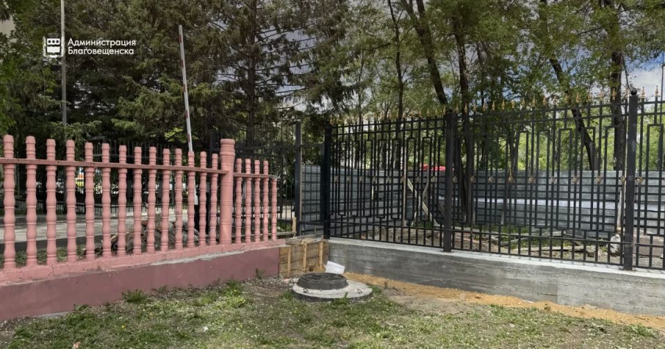 Кованая изгородь длиной почти 400 метров скоро украсит периметр Алексеевской гимназии Кованая изгородь длиной почти 400 метров скоро украсит периметр Алексеевской гимназии