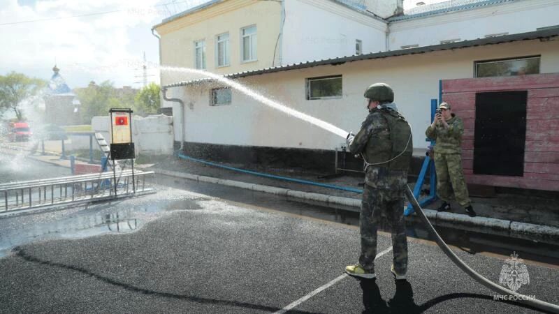 Журналисты учились ликвидировать последствия ЧС и тушить пожары Журналисты учились ликвидировать последствия ЧС и тушить пожары