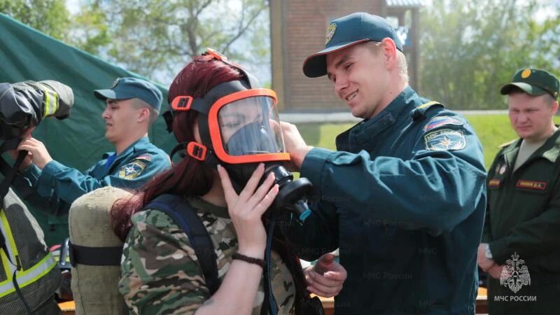 Журналисты учились ликвидировать последствия ЧС и тушить пожары Журналисты учились ликвидировать последствия ЧС и тушить пожары