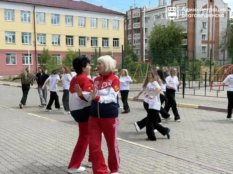 Серебряные учителя зажигают молодых танцоров: в школе №22 прошла необычная зарядка Серебряные учителя зажигают молодых танцоров: в школе №22 прошла необычная зарядка