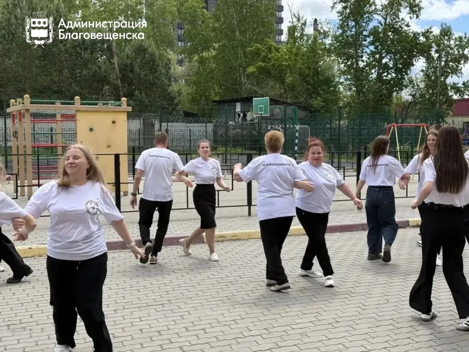 Серебряные учителя зажигают молодых танцоров: в школе №22 прошла необычная зарядка Серебряные учителя зажигают молодых танцоров: в школе №22 прошла необычная зарядка