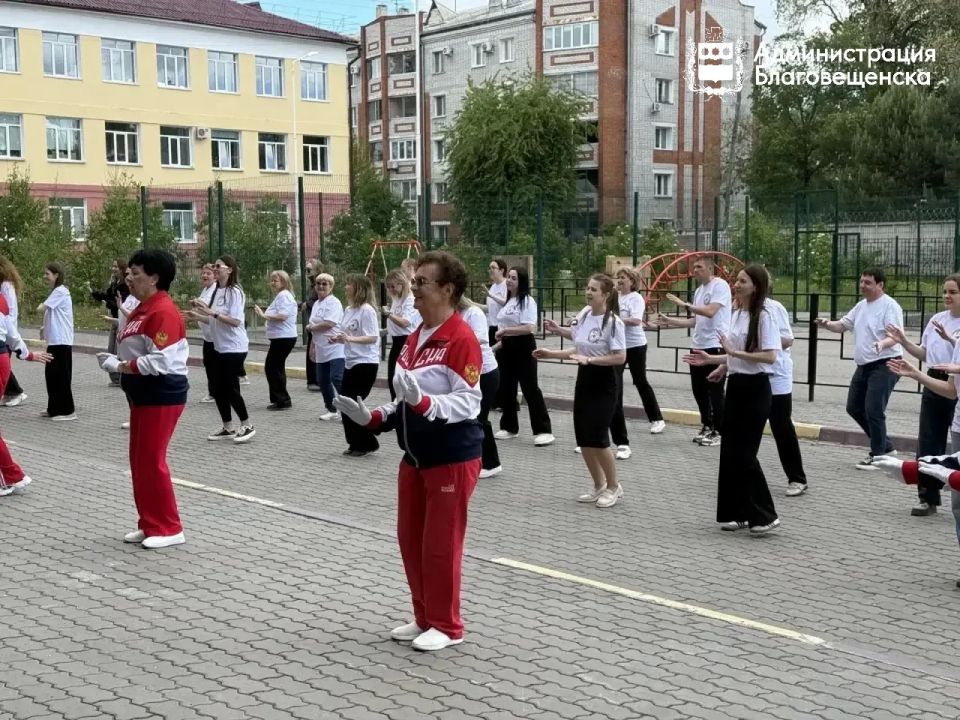 Серебряные учителя зажигают молодых танцоров: в школе №22 прошла необычная зарядка Серебряные учителя зажигают молодых танцоров: в школе №22 прошла необычная зарядка