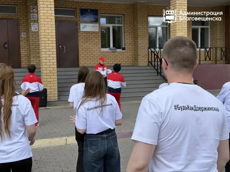 Серебряные учителя зажигают молодых танцоров: в школе №22 прошла необычная зарядка Серебряные учителя зажигают молодых танцоров: в школе №22 прошла необычная зарядка
