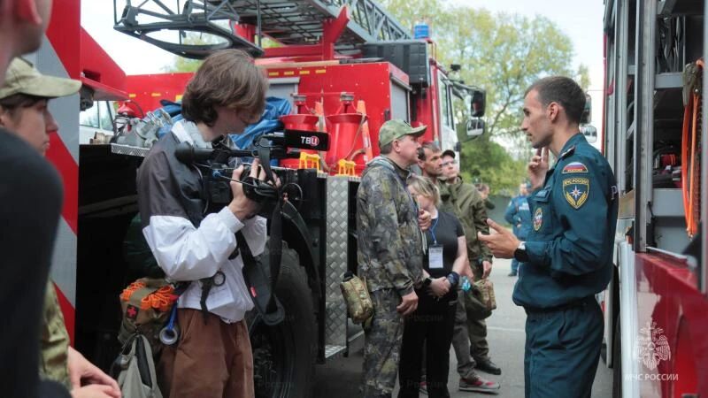 Журналисты учились ликвидировать последствия ЧС и тушить пожары Журналисты учились ликвидировать последствия ЧС и тушить пожары
