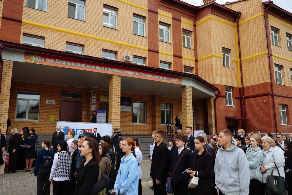 Благовещенск, 1 июня. В первый день основного периода ЕГЭ руководитель Рособрнадзора Анзор Музаев посетил школу №22 — самую близкую к государственной границе образовательную организацию Благовещенск, 1 июня. В первый день основного периода ЕГЭ руководитель Рособрнадзора Анзор Музаев посетил школу №22 — самую близкую к государственной границе образовательную организацию