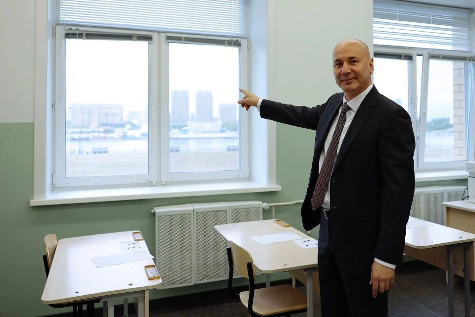 Благовещенск, 1 июня. В первый день основного периода ЕГЭ руководитель Рособрнадзора Анзор Музаев посетил школу №22 — самую близкую к государственной границе образовательную организацию Благовещенск, 1 июня. В первый день основного периода ЕГЭ руководитель Рособрнадзора Анзор Музаев посетил школу №22 — самую близкую к государственной границе образовательную организацию