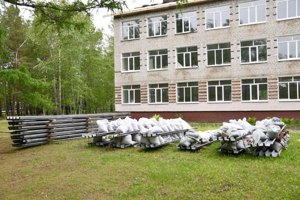 Константин Дьяконов проверил ход капремонта городского лицея в Зее Константин Дьяконов проверил ход капремонта городского лицея в Зее