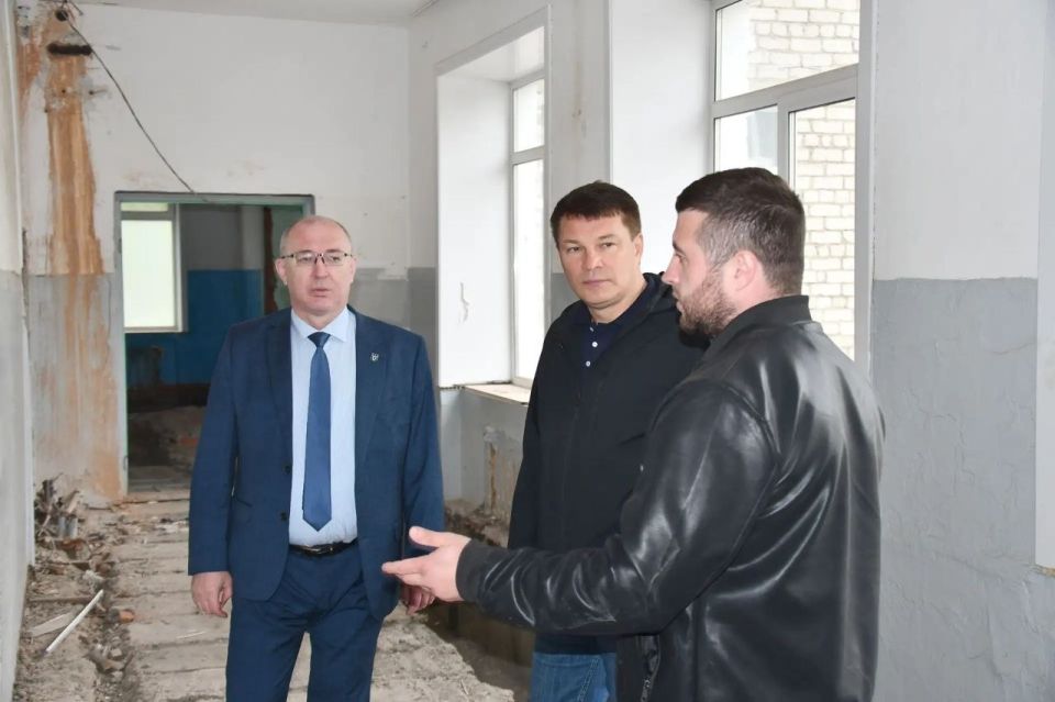 Константин Дьяконов проверил ход капремонта городского лицея в Зее
