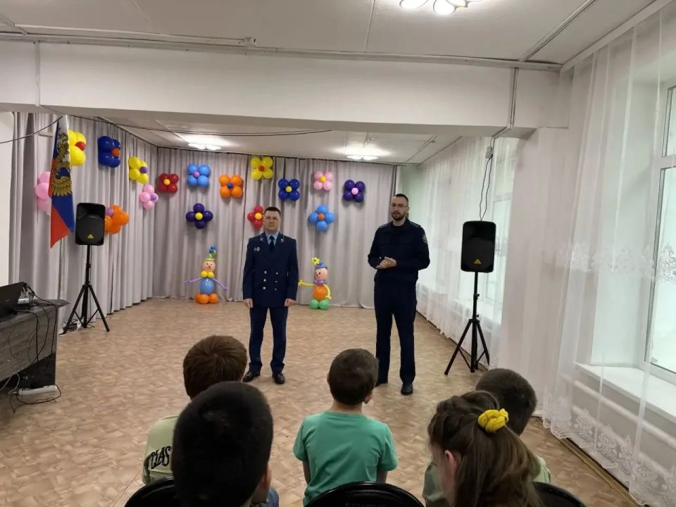 Сотрудники следственного управления СК России по Амурской области посетили социально-реабилитационные центры для несовершеннолетних и детские дома Сотрудники следственного управления СК России по Амурской области посетили социально-реабилитационные центры для несовершеннолетних и детские дома